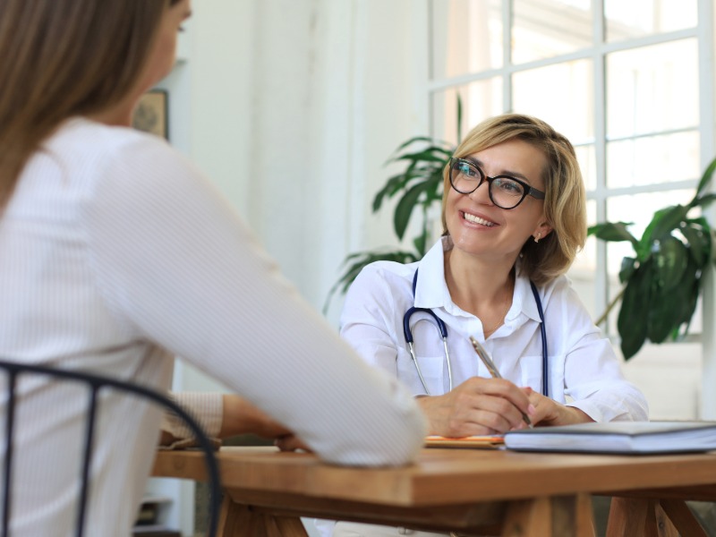 Ärztin in Praxis im Gespräch mit Patientin